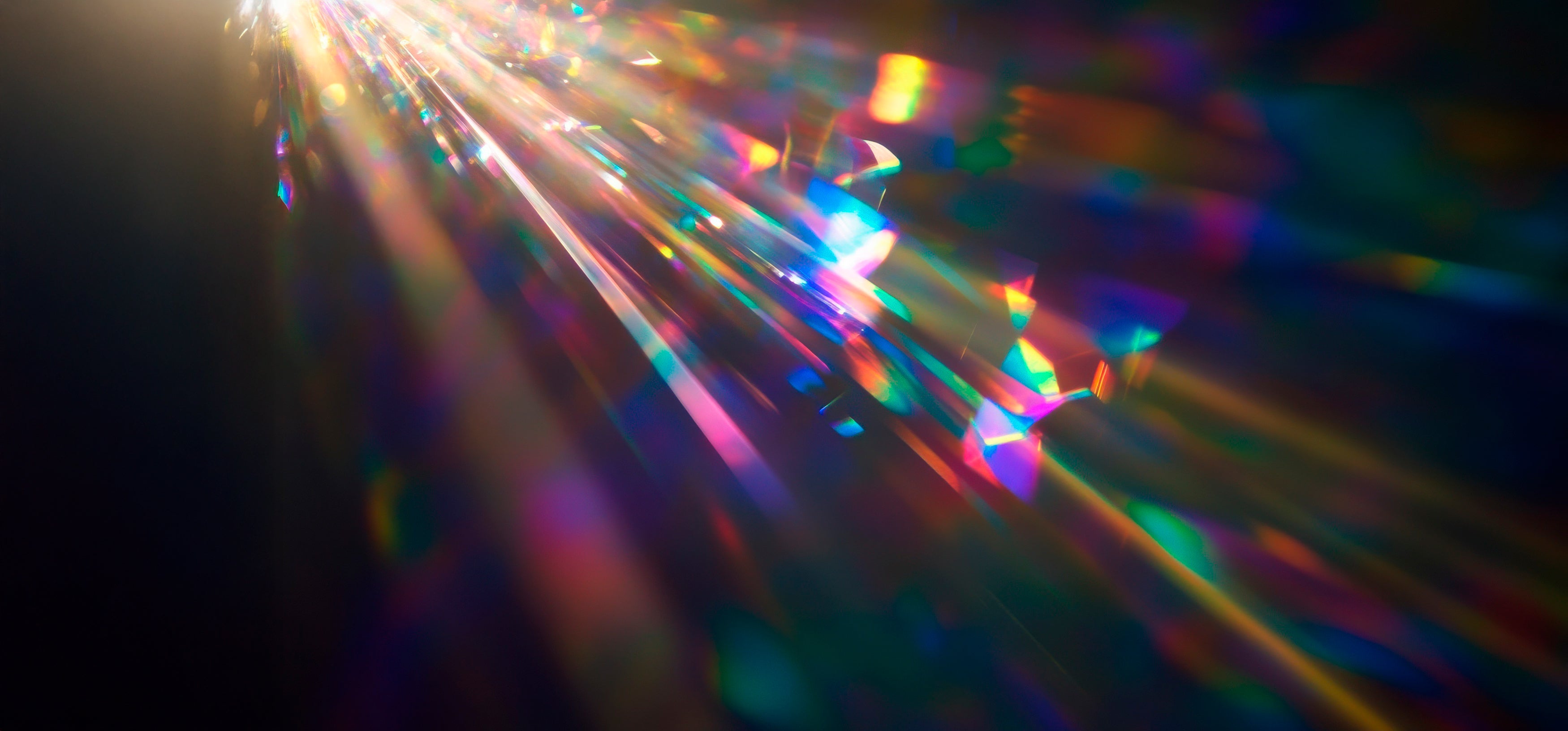 Kleurrijke digitale glitch met lichtstralen die het vervagen van de grens tussen menselijk bewustzijn en AI symboliseren